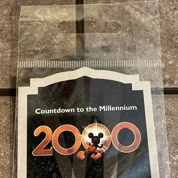 Countdown to Millennium Goofy Trading Pin - Picture 4 of 6